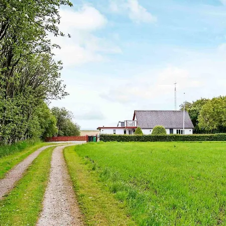 10 Person In Thyholm-by Traum *